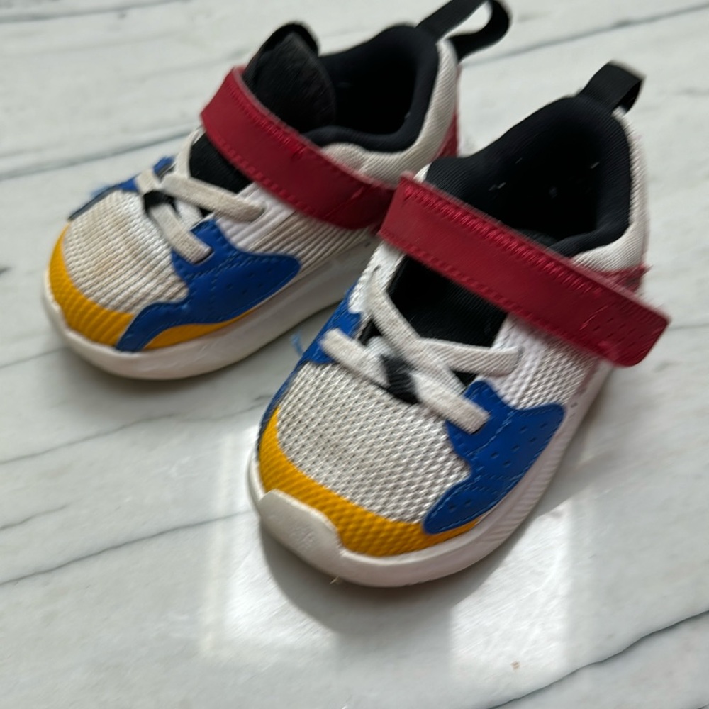 Nike toddle shoe size 5C